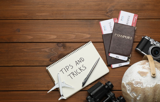 平铺作文，笔记本放在木桌上，留出文字空间。小贴士和技巧图片下载