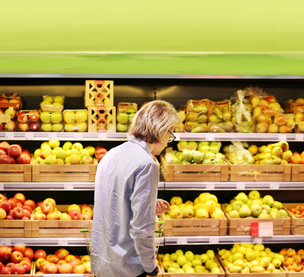 男子在市场上买水果图片下载