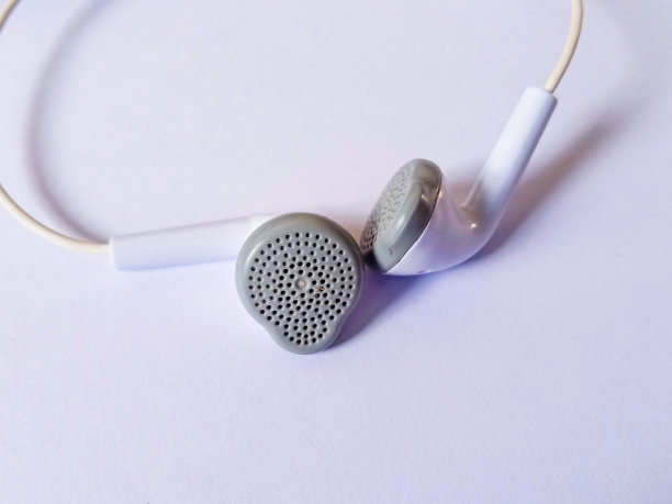白色有线耳机图片下载