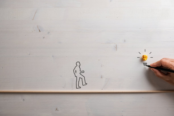 一个男人的剪影穿过木制人行桥走向一个男人的手画灯泡图片下载