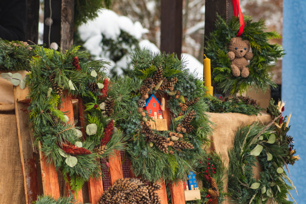 漂亮的手工圣诞花环或花环图片下载
