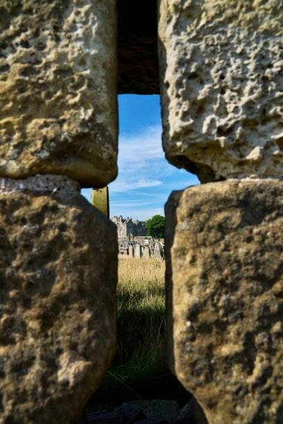 从圣安德鲁斯公墓墙上的洞里看图片下载