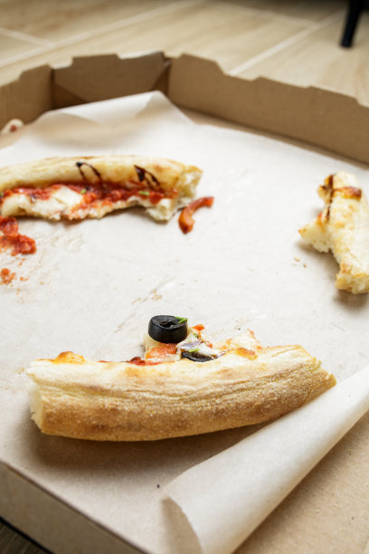 装着披萨剩菜的空纸板箱。饭后。饭后洗碗。图片下载