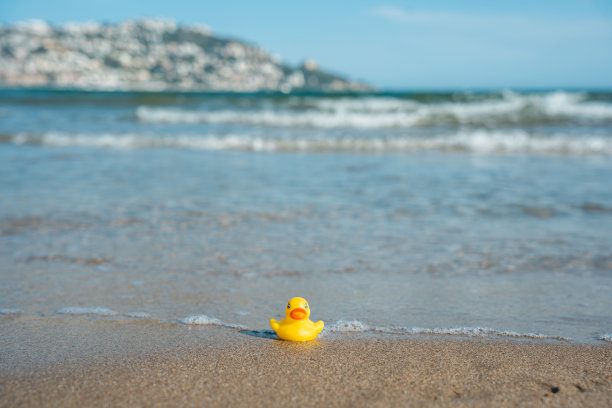 沙滩上的黄色橡皮鸭，橡皮鸭图片下载