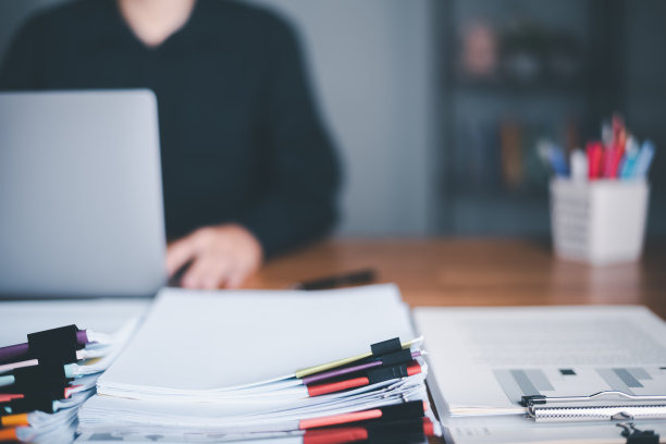 生意人及文件堆，文件管理系统，管理财务及市场文件，会计核算，年度预算，公司成长更新，企业会计文件，图片下载