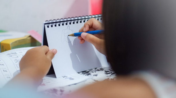 孩子画画图片下载