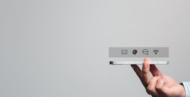 女商人使用手机和触摸虚拟屏幕上的联系图标，如电子邮件，地址，实时聊天，互联网wifi。联系我们或客户支持热线人员连接。连接网络空间。图片下载