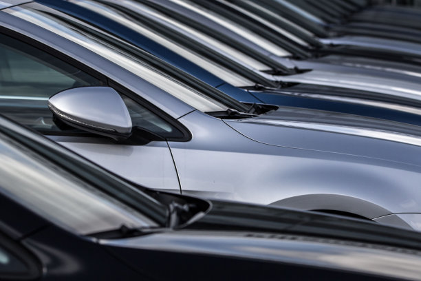 特写镜头的一排银色和蓝色的汽车与他们的侧面意见的图片图片下载