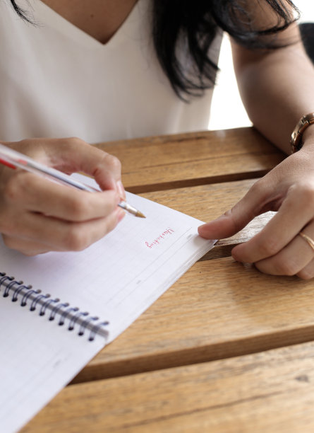 女人正在写一本教科书图片下载