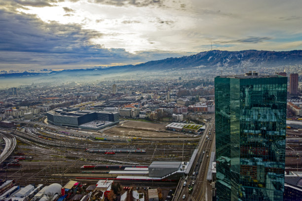Aerial view of City of Zürich seen from industrial district with skyscraper and local mountain Uetliberg on a cloudy winter day.图片下载