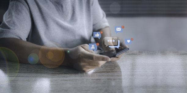 手机上的社交媒体和数字在线。图片下载