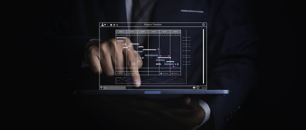 商人正在虚拟屏幕上浏览他的平板电脑行动计划商业战略。图片下载