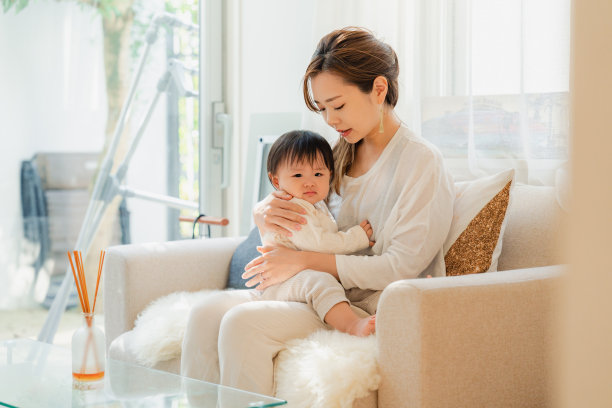 一个母亲和她的孩子住在家里图片下载