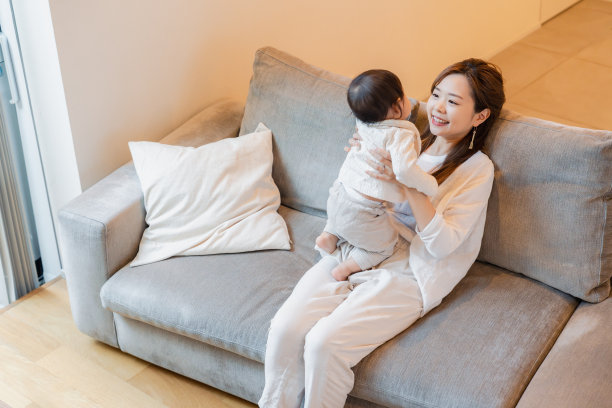 一个母亲和她的孩子住在家里图片下载