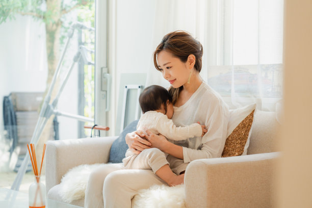 一个母亲和她的孩子住在家里图片下载