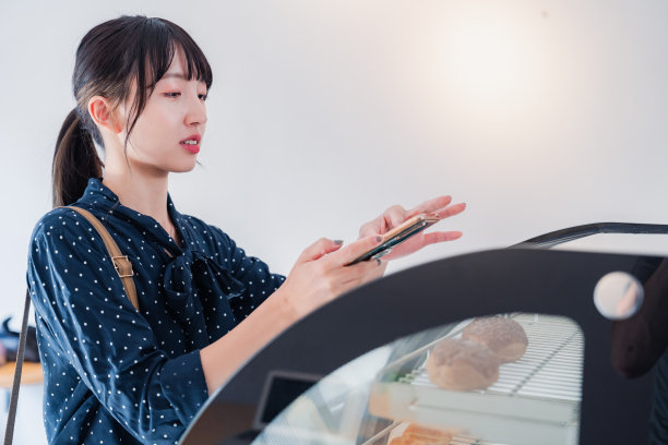 一名年轻女子在评论一家商店图片下载