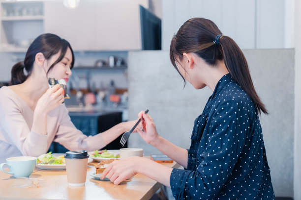 两个年轻女人在咖啡馆吃午饭图片下载