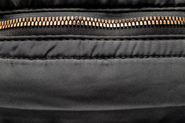 一个拉链锁碎片的特写镜头图片下载