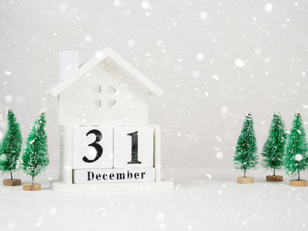 木制日历与圣诞树的日期12月31日在光的背景。新年的概念图片下载