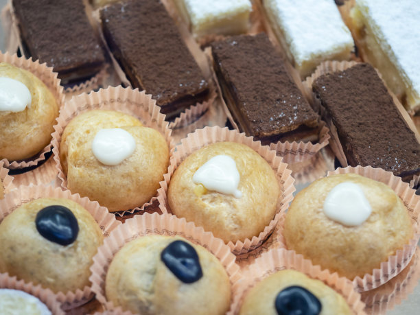 蛋糕在商店橱窗里。图片下载