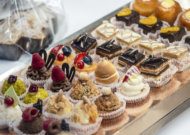 蛋糕在商店橱窗里。图片下载