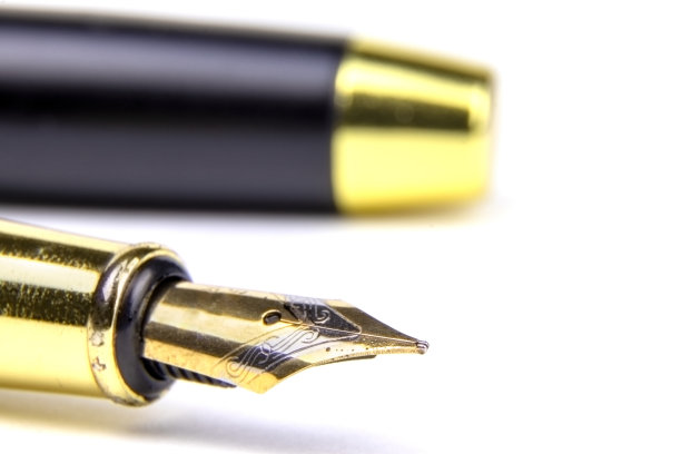 金色的钢笔被孤立在白色的背景上图片下载