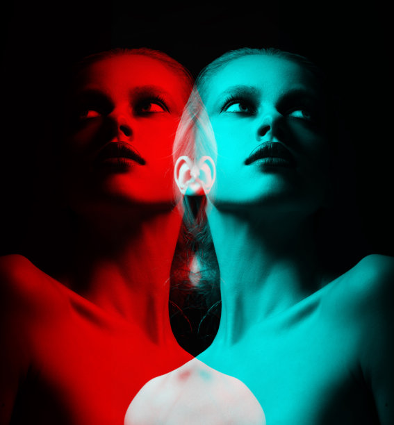 美丽的女人与花式化妆特写工作室肖像在RGB颜色分裂效果风格图片下载