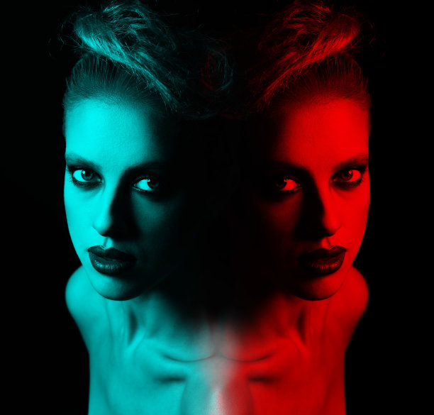 美丽的女人与花式化妆特写工作室肖像在RGB颜色分裂效果风格图片下载