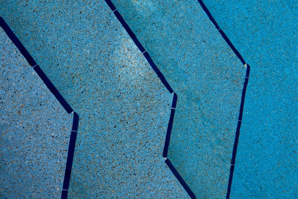 蓝色的游泳池台阶在水下图片下载