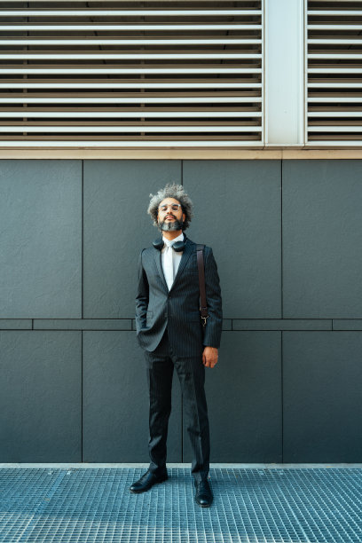 年轻的企业家准备在他成功的创业中工作图片下载