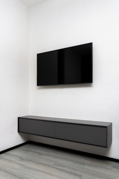 客厅的白色墙壁和架子上有电视图片下载