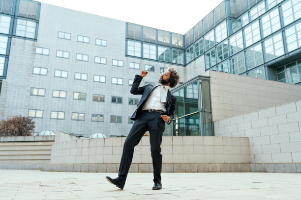 年轻的企业家和商人听音乐和跳舞图片下载