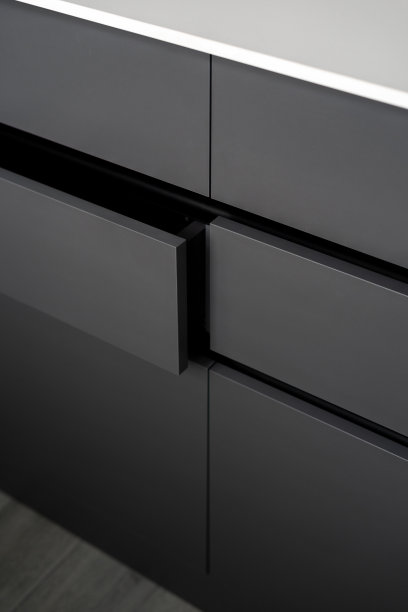 现代橱柜与开放式抽屉在客厅图片下载