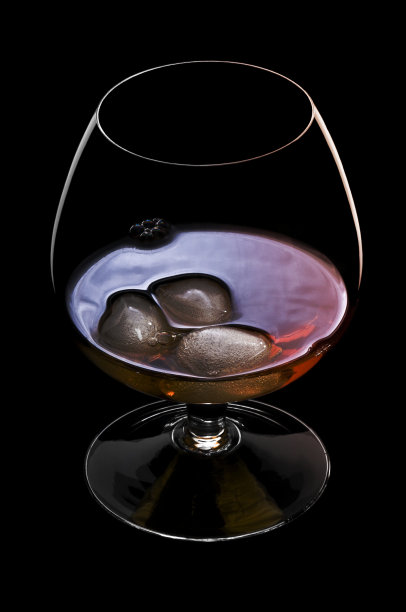 用漂亮的玻璃杯盛威士忌加冰图片下载