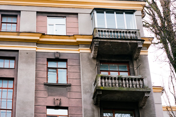 复古的苏联建筑，带有阳台的古典立面住宅。灰色的。没有人。华丽的。住宅。外观。建筑外观。细节。历史性的。小镇。墙。欧洲图片下载