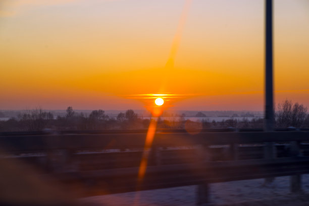 公路旅行中的日落散景图片下载