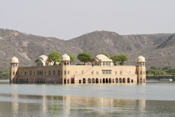 Jal Mahal和山在背景在斋浦尔，印度。图片下载