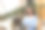 年轻女子在餐厅的笔记本电脑上远程工作。带着笔记本电脑的迷人女孩坐在室外的咖啡馆里，与朋友和同事聊天。图片下载