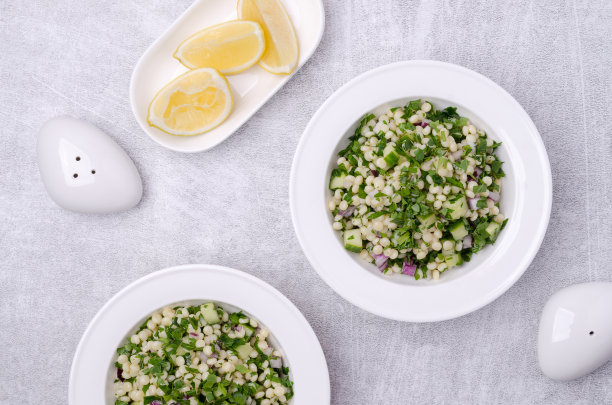 蒸粗麦粉沙拉和蔬菜图片下载