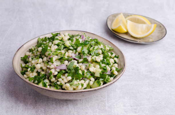 蒸粗麦粉沙拉和蔬菜图片下载