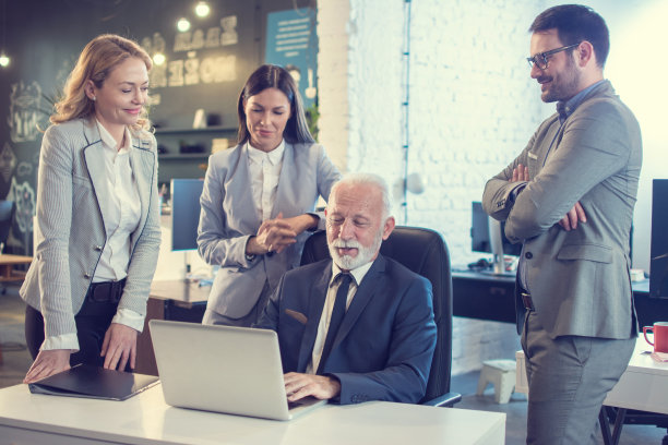 商务会议，不同的人围坐在桌子旁。图片下载