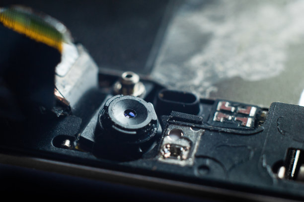 乌克兰基辅- 2020年5月6日:更换iphone se的前置摄像头模块。电话维修服务。镜头特写。图片下载