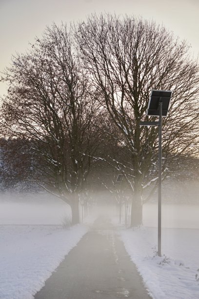 雾笼罩着冬天的小巷。巴伐利亚州的初冬已经来临。在上巴伐利亚，秋天和冬天交织在一起。傍晚，雾笼罩着小巷。图片下载