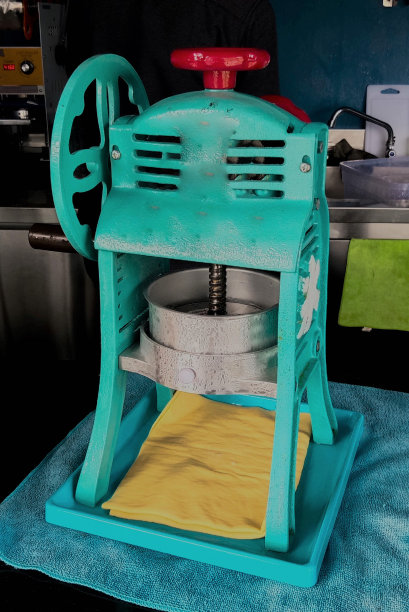 商店食品上的传统手工刨冰机图片下载