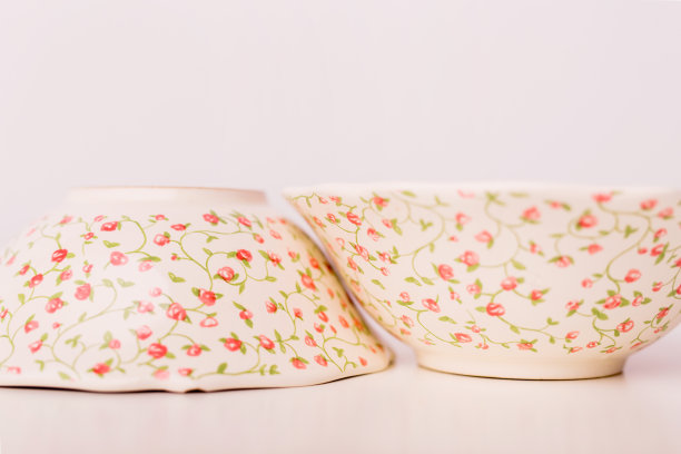 两个瓷碗的特写图片下载