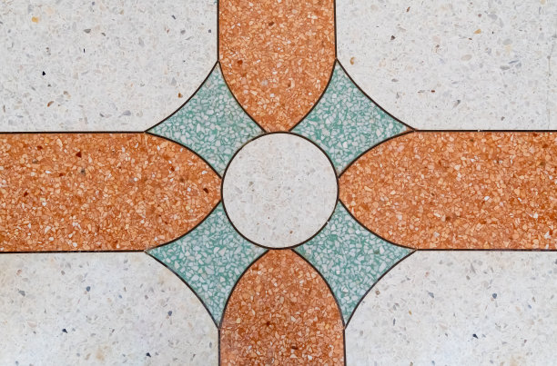 水磨石背景白色水泥混合棕色，绿色，蓝色和砾石。抛光十字图案装饰住宅和建筑物。抽象的背景。图片下载