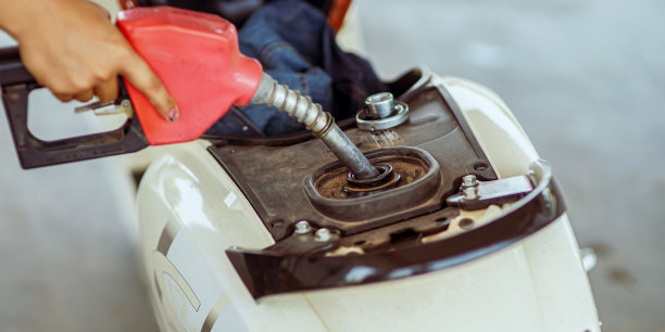 汽车和摩托车在加油站加油，石油动力为旧汽车提供能源图片下载