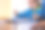 有创意的女孩和她的妈妈用水彩画图片下载