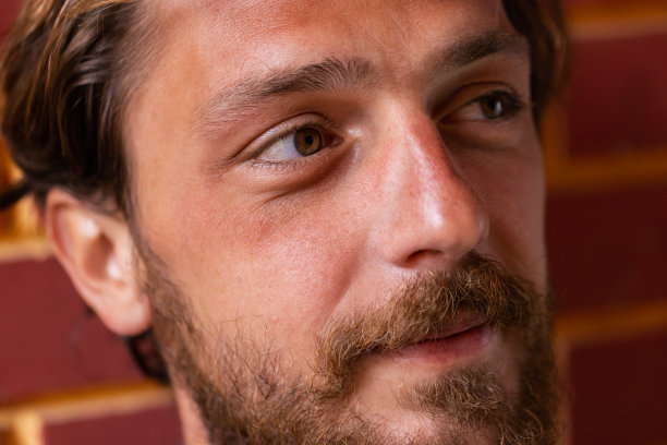 英俊的年轻成年男子的肖像图片下载