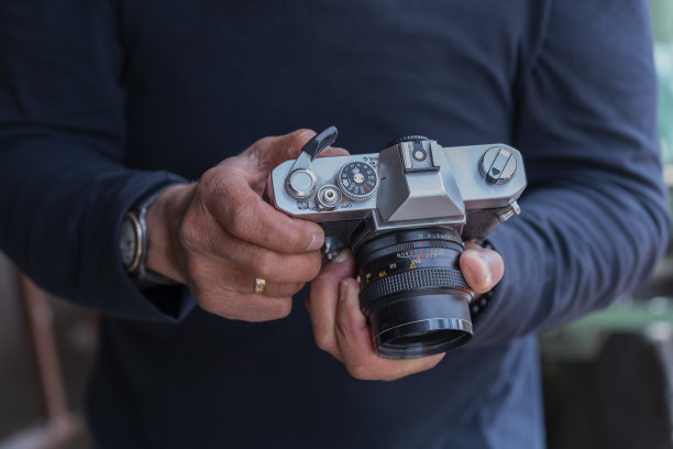 照片中一位老人的手拿着相机图片下载